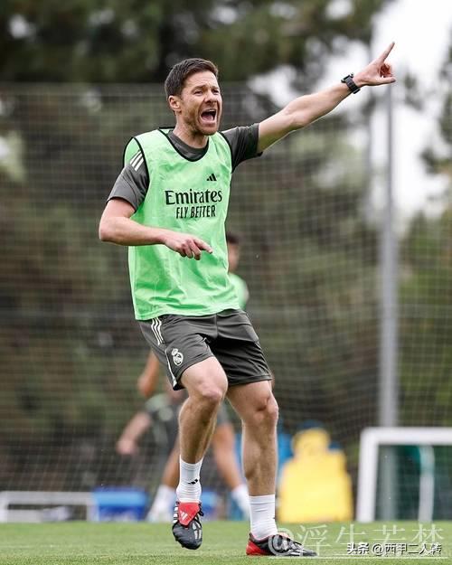 阿隆索现身皇家马德里训练场